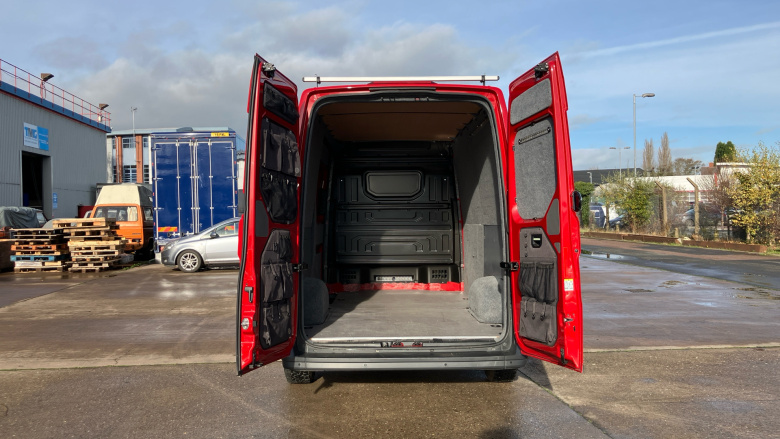 Volkswagen Crafter Cr35 Mwb Diesel 2.0 TDI 177PS Commerce Plus High Roof Van